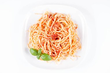 Beyaz arka planda erimiş parmesan peynirli spagetti bolonezi.