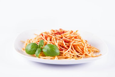 Beyaz arka planda erimiş parmesan peynirli spagetti bolonezi.