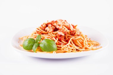 Beyaz arka planda fesleğenle süslenmiş erimiş parmesan peynirli spagetti bolonez.