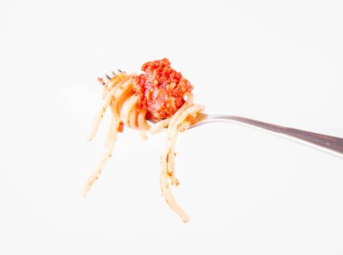 Spagetti bolognese üzerinde beyaz bir arka plan üzerinde bir çatalı