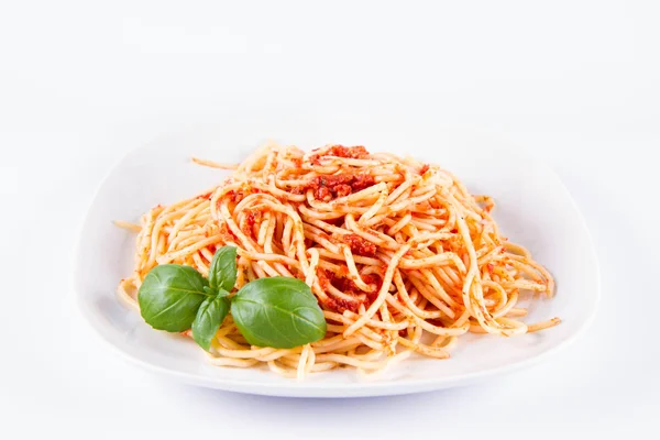 Spaghetti Bolognese Mit Geschmolzenem Parmesan Auf Weißem Hintergrund — Stockfoto