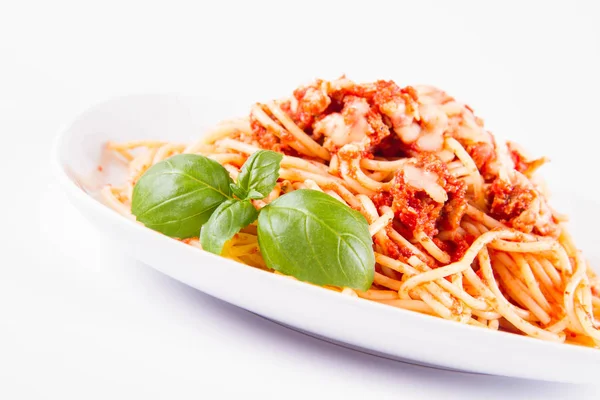 Beyaz arka planda erimiş parmesan peynirli spagetti bolonezi.