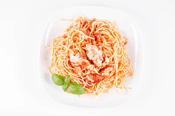Spaghetti Bolognese Con Parmigiano Fuso Decorato Con Basilico Fondo Bianco — Foto Stock