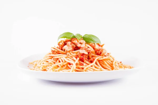 Spaghetti Bolognese Con Parmigiano Fuso Decorato Con Basilico Fondo Bianco — Foto Stock