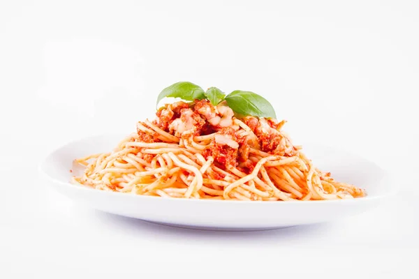 Espaguetis Boloñés Con Queso Parmesano Derretido Decorado Con Albahaca Sobre —  Fotos de Stock