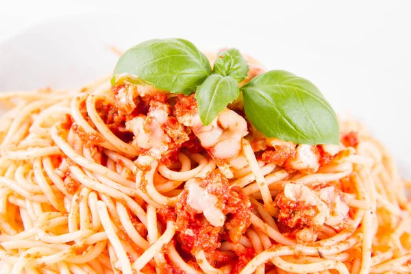 Spaghetti Bolognese Mit Geschmolzenem Parmesan Auf Weißem Hintergrund — Stockfoto