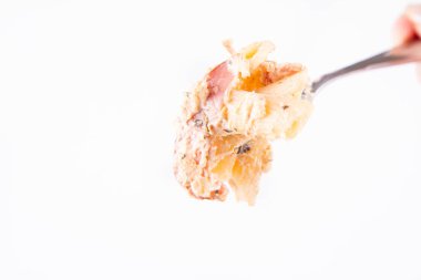 Pastırmalı makarna, pastırma soslu ve çatallı biberli makarna.