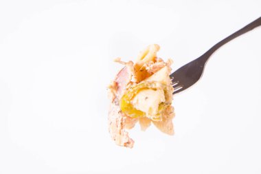 Pastırmalı makarna, pastırma soslu ve çatallı biberli makarna.