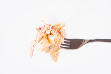 Pastırmalı makarna, pastırma soslu ve çatallı biberli makarna.