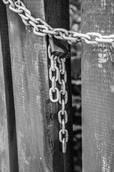 Houten Poort Afgesloten Met Een Hangslot — Stockfoto