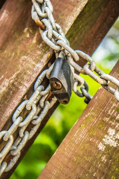南京錠で閉じられた木製の門 — ストック写真