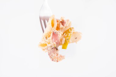 Pastırmalı makarna, pastırma soslu ve çatallı biberli makarna. 