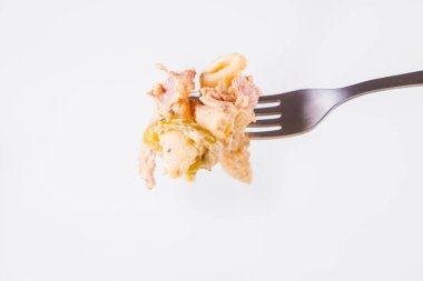 Pastırmalı makarna, pastırma soslu ve çatallı biberli makarna. 