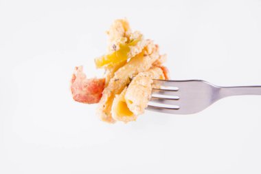 Pastırmalı makarna, pastırma soslu ve çatallı biberli makarna. 