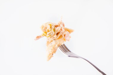 Pastırmalı makarna, pastırma soslu ve çatallı biberli makarna. 