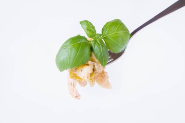 Pastırma soslu makarna ve fesleğenle süslenmiş jalapeo biberi.