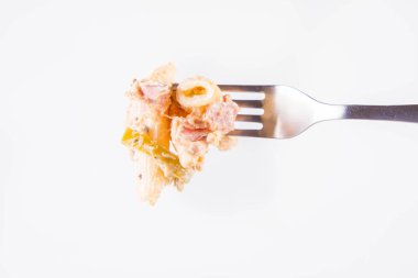 Pastırmalı makarna, pastırma soslu ve çatallı biberli makarna. 