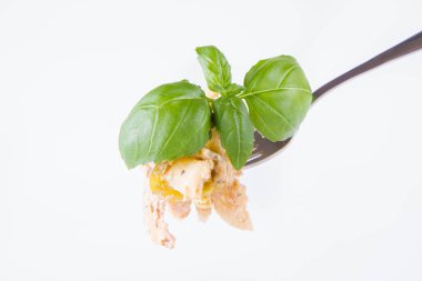 Pastırma soslu makarna ve fesleğenle süslenmiş jalapeo biberi.