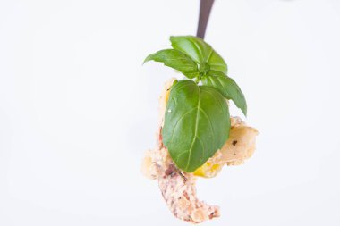 Pastırma soslu makarna ve fesleğenle süslenmiş jalapeo biberi.