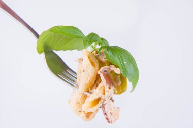 Pastırma soslu makarna ve fesleğenle süslenmiş jalapeo biberi.