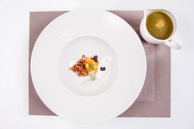 Sous vide yumurta sarısı, reçel ve taze krema ile taze krema, sürahide servis edilen çorba.