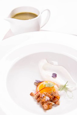 Sous vide yumurta sarısı, reçel ve taze krema ile taze krema, sürahide servis edilen çorba.