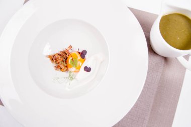 Sous vide yumurta sarısı, reçel ve taze krema ile taze krema, sürahide servis edilen çorba.