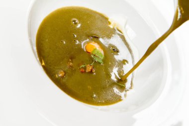 Bir sous-vide yumurta sarısı ile genç sorrel krem, chanterelles ve taze krem bir tabak içine dökülür