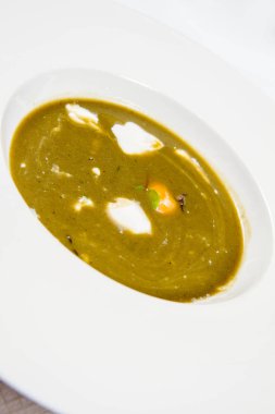 Bir sous-vide yumurta sarısı, chanterelles ve taze krema ile genç sorrel krem