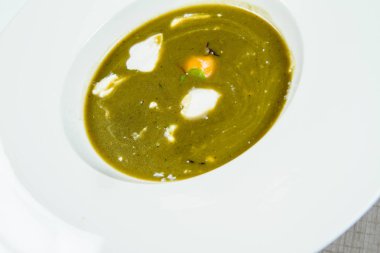 Bir sous-vide yumurta sarısı, chanterelles ve taze krema ile genç sorrel krem