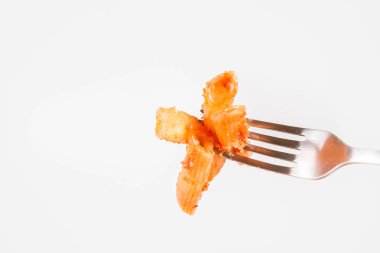 Pesto rosso ve güneşte kurutulmuş domates ile Penne bir çatal ile yenir