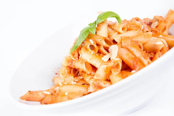 Penne Pesto Rosso Pomodori Secchi Decorati Con Basilico — Foto Stock