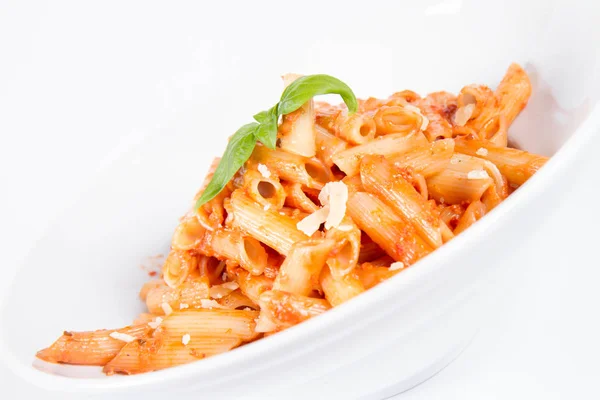 Penne Met Pesto Rosso Zongedroogde Tomaten Versierd Met Basilicum — Stockfoto