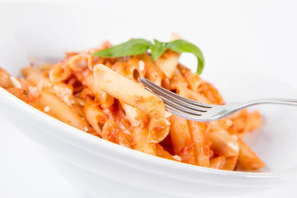 Penne Mit Pesto Rosso Und Sonnengetrockneten Tomaten Dekoriert Mit Basilikum — Stockfoto