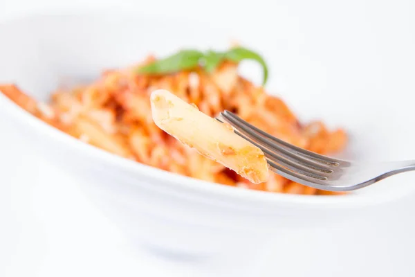 Penne Met Pesto Rosso Zongedroogde Tomaten Versierd Met Basilicum Gegeten — Stockfoto