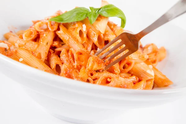 Penne Mit Pesto Rosso Und Sonnengetrockneten Tomaten Dekoriert Mit Basilikum — Stockfoto