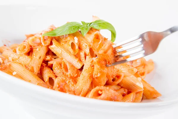 Penne Mit Pesto Rosso Und Sonnengetrockneten Tomaten Dekoriert Mit Basilikum — Stockfoto