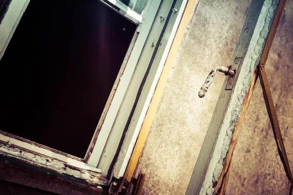 Edificio Madera Abandonado Con Una Ventana Rota —  Fotos de Stock