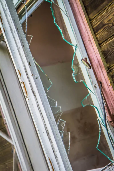 Edificio Madera Abandonado Con Una Ventana Rota —  Fotos de Stock