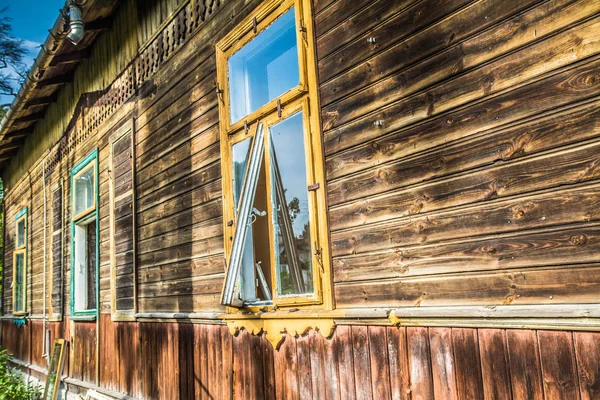 Opuštěná Dřevěná Budova Rozbitým Oknem — Stock fotografie