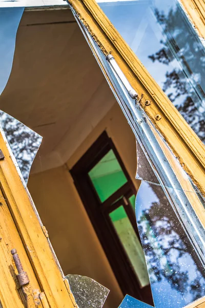 Verlassenes Holzhaus Mit Kaputtem Fenster — Stockfoto