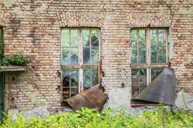 Kırık pencereleri ile harap bir evin duvar