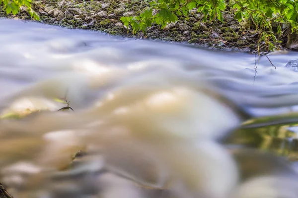 Snelle Stroom Stroomt Rotsen Een Zonnige Dag Lange Blootstelling — Stockfoto