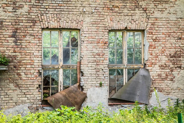 Parede Uma Casa Arruinada Com Janelas Quebradas — Fotografia de Stock