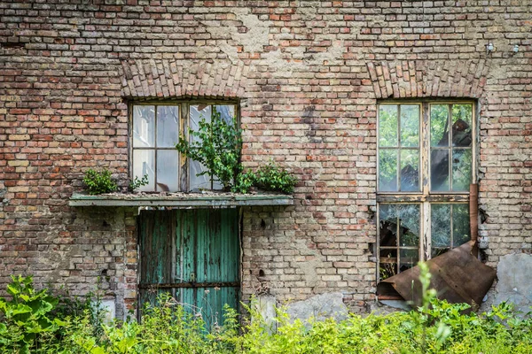 Mur Une Maison Ruine Avec Fenêtres Cassées — Photo