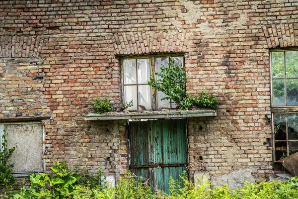 Hausruine Mit Zerbrochenen Fenstern — Stockfoto