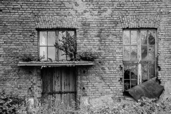 Mur Une Maison Ruine Avec Fenêtres Cassées — Photo