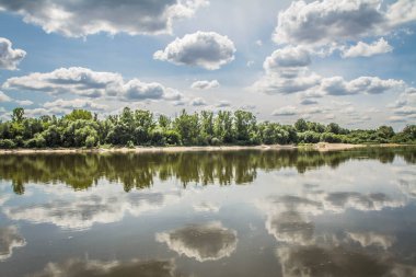 Üzerinde mavi gökyüzü ve bulutlar ile Vistula nehri