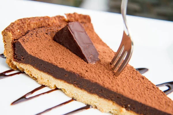 Porción Tarta Relleno Trufa Decorada Con Cacao Polvo Chocolate — Foto de Stock