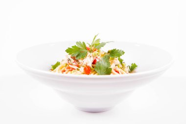 Krema soslu spagetti tütsülenmiş uskumru, bezelye, dolma biber ve beyaz bir tabakta maydanoz.